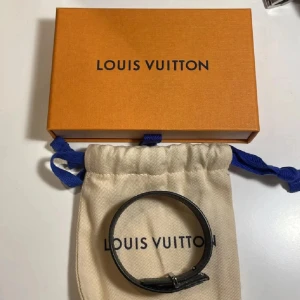 Lv armband  - Lv armband i okej skick man får med allt på bilderna, skriv om ni undrar över något! 
