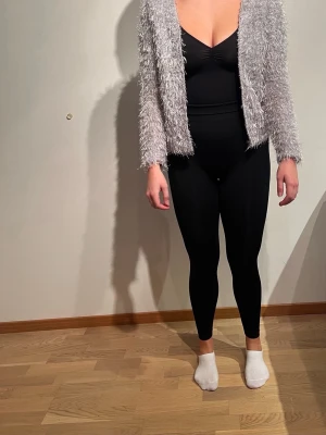 Silver/grå-glittrig kofta, Vero Moda. - Tvättråd: 30°