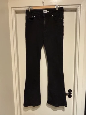 Svarta Snake flare byxor. Lager 157 - Tvättråd: 40°