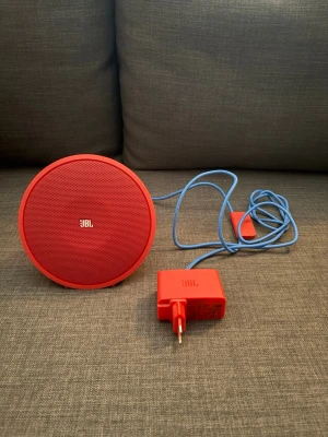 JBL Spark Högtalare  - JBL Spark högtalare i röd färg.   Säljer den då den inte används.  Knappt använd.  Original plastfilmen sitter fortfarande kvar.  Pris går att diskuteras .
