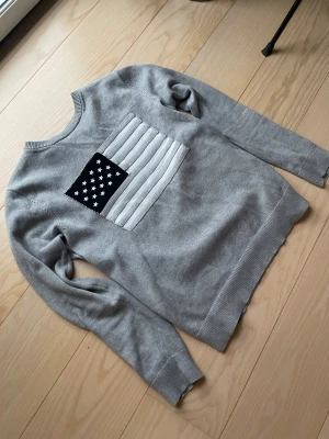 Grå stickad tröja GANT med flagga - Säljer en tvär fet Gant tröja med usa flagga. Tvär fet och väldigt eftertraktad. Tröjan har storleken S. Passar runt 180-185. Vid fler frågor och funderingar är det bara att höra av sig. Pris ej hugget i sten