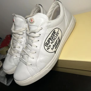 Vita sneakers från Moncler med print - Hej, säljer ett par unika moncler skor till dunderpris‼️‼️💯 skick 8/10 lite crease bara✅✅✅ 100%äkta✅✅ DMa📩 vid minsta fundering eller prisförslag🤗🤗 Moncler skor rockrunners sneakers Philippe model lanvin vans arigatos dior af1