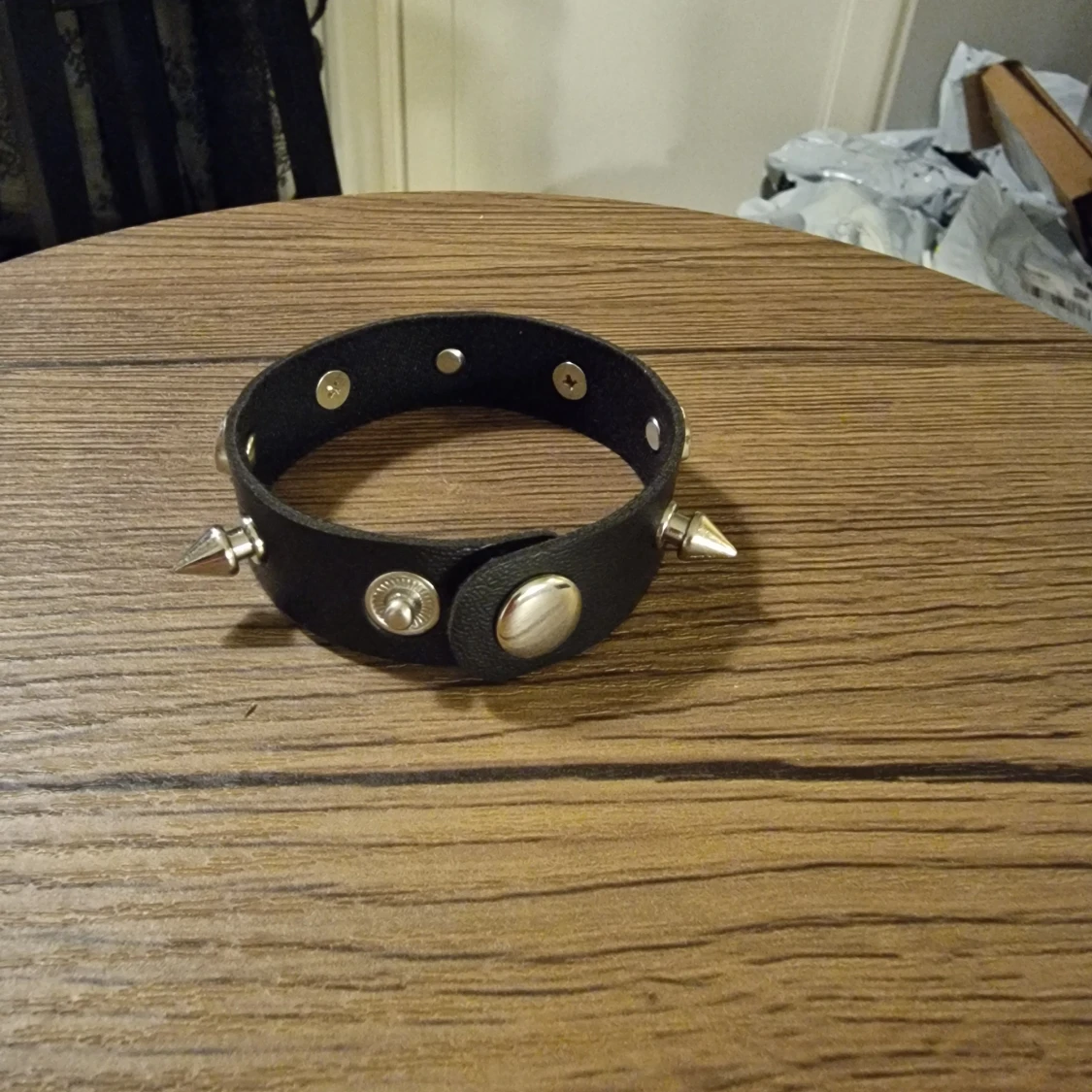 Svart skinnarmband med nitar och döskallar - 1