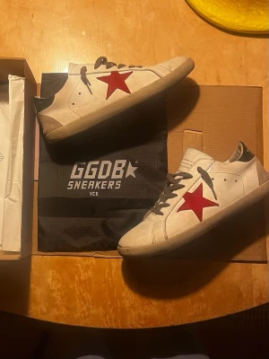 Golden Goose sneakers - Säljer ett par riktiga snygga golden goose i storlek 46, fint skick men ett skada längst bak på sulan därför det låga priset, skriv vid funderingar.