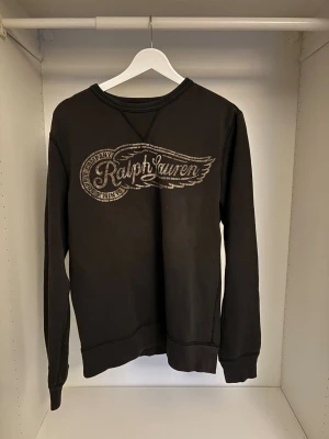 Svart Ralph Lauren tröja  - Säljer en as fet svart tröja från Ralph Lauren Denim & Supply. Sjukt fett tryck och as bra skick!  Det är bara att skriva om det finns några funderingar eller annat!