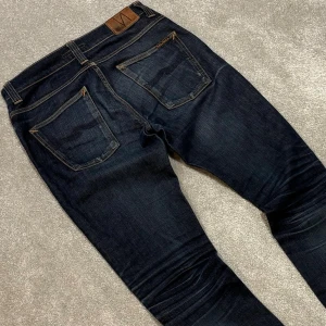 Nudie Jeans - Nudie Jeans | Modell: Grim Tim | Skick 9/10 mycket bra | Nypris ca 2500kr | Mitt pris 899kr | Midja: 41,5cm | Ytterbenslängd: 108cm | Benöppning: 17cm | Lår: 27.5cm |  Kom gärna pm vid frågor eller funderingar | Postas eller möts upp i Gävle!