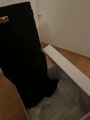 Helt nya label c boutique boots - Säljer ett par helt nya label c boutique boots. De har aldrig använts. Stövlarna har en elegant och stilren look, perfekta för att lyfta din outfit. Storlek 36. Med tanke på deras pris och frakt så betalar du mycket mindre än på deras sida. 