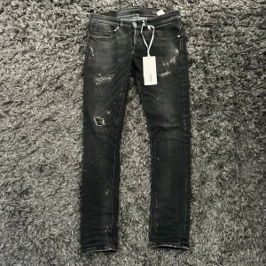 Dondup george grå 30 - Säljer dessa riktigt populära dondup jeans i storlek 30. Dem är nästan i nyskick så jag använt dem fåtal gånger. Endast jeans medföljer och skriv vid fler frågor eller bilder 