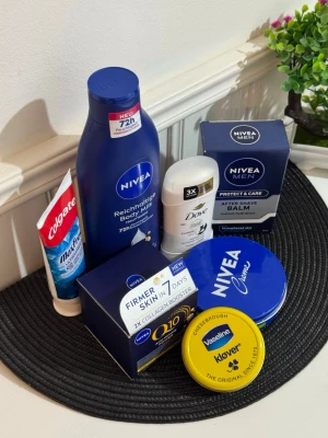 Vaseline Klöver läppbalsam - Säljer ett klassiskt läppbalsam från Vaseline Klöver i en rund gul plåtburk. Perfekt för att ge fukt och mjukhet till torra läppar. Enkel att ta med i väskan och använda när som helst under dagen.