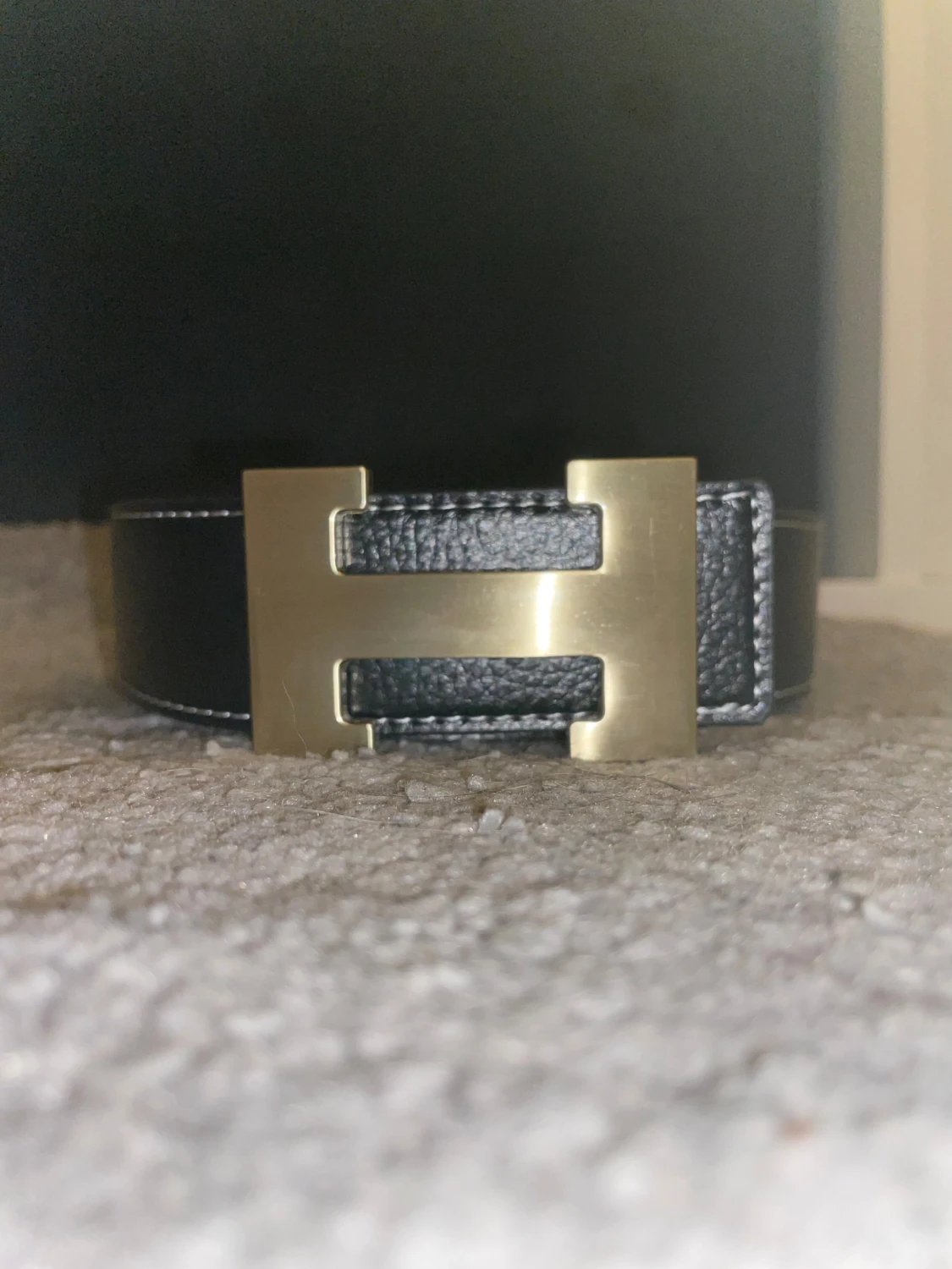 Svart skärp med H-spänne