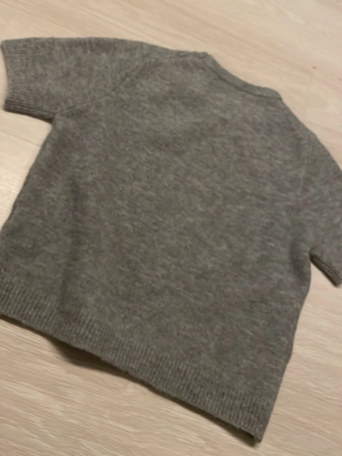 Kortärmad ljusgrå stickad tröja  - 3
