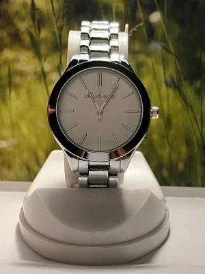 Snygg Silver klocka  - Snygg klocka i silverfärg, rustad med nytt batteri!