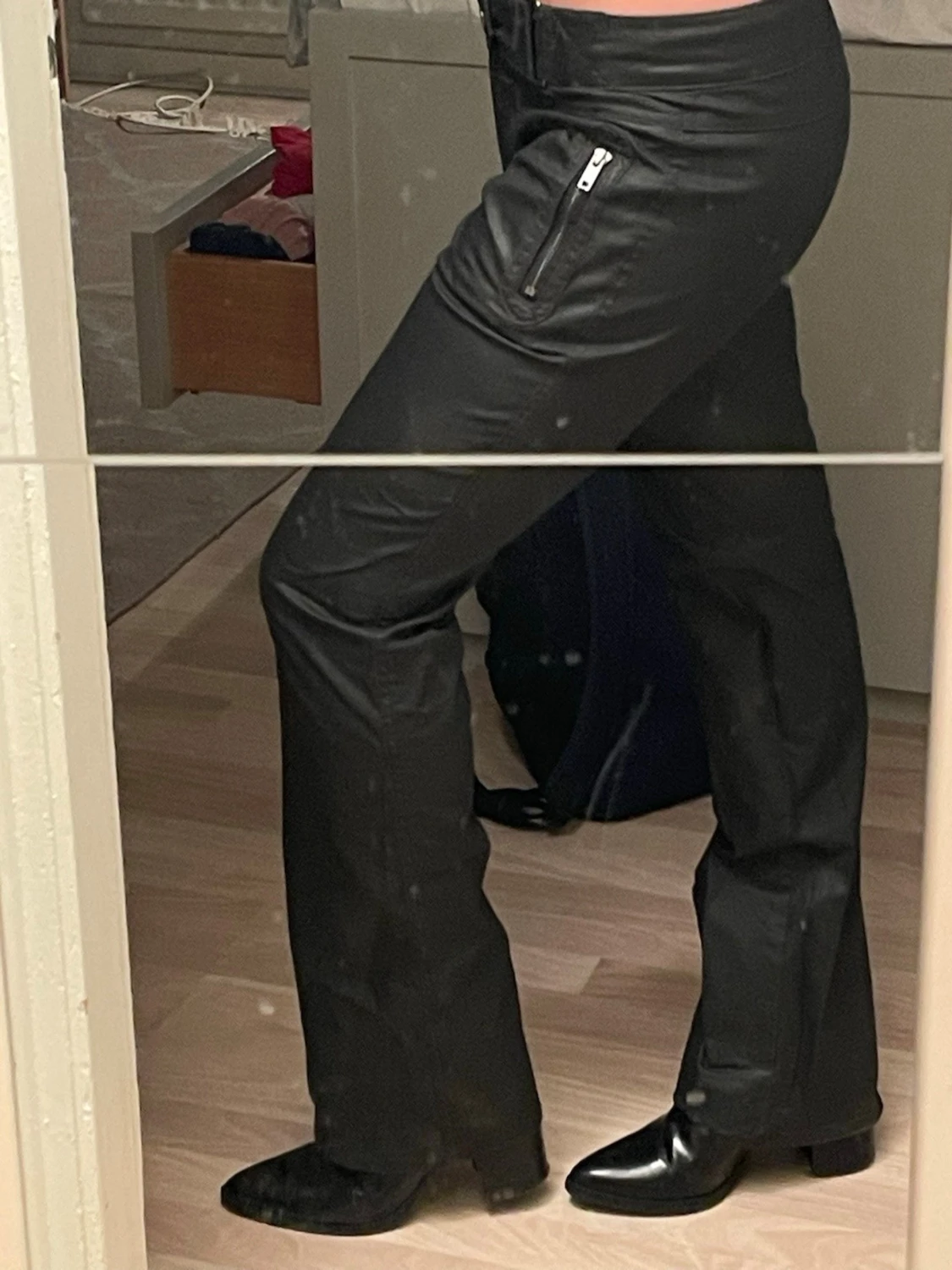 Svarta lowwaisted byxor  med dragkedjor - 3