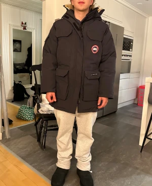 Canada Goose Expedition Parka - Vinterjacka från Canada Goose i modellen Expedition Parka | varmare jacka är svår att hitta! | Mycket fint skick, aldrig tvättad | Köpt på vildmarksshoppen, nypris ca 20.000kr | Storlek M | Passar både killar och tjejer | Färg Navy | Pris 4999kr | Hör av dig vid frågor eller funderingar! 