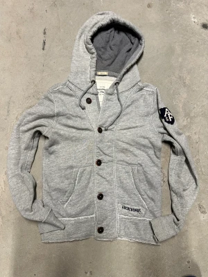 Vintage Abercrombie kofta med knappar - Extremt eftertraktad och sällsynt vintage Abercrombie hoodie med knappar! Grymt skick, inga defekter - ser exakt ut som på bild! Storlek M. Skriv vid frågor!💬