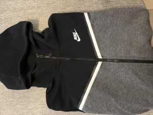 Nike hoodie M - Nike hoodie svart och grå storlek M i använt fint skick 