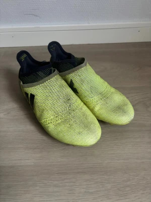 Adidas X 17+ PureSpeed - Säljer ett par av mina gamla fotbollsskor Adidas X 17+. Är väldigt sköna och funkar väldigt bra på konstgräs. Väldigt sköna skor.