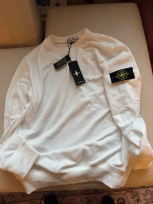 Feet stone island tröja - Säljer just nu denna feta stone island tröja. Den är helt oanvänd med alla tags kvar. Den är i XxL men den passar XL bäst Vid frågor är det bara att skriva. Perfekt julklapp nu också🎁🔥🔥