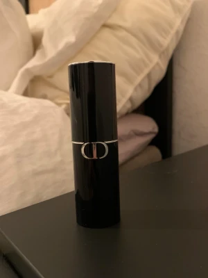 Dior Forever Skin Perfect Foundation Stick - Foundation stick från Dior i nyansen 3N. Kommer i en lyxig svart hylsa med silverdetaljer och klassisk CD-logga. Krämig formula som är enkel att applicera och perfekt för att skapa en jämn bas. Innehåller 10g produkt. Endast testad! Tyvärr valde jag fel färg. Nypriset var 655 så inga skambud tack 