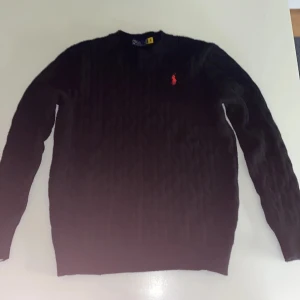 Svart stickad tröja Polo Ralph Lauren - Svart stickad tröja från Polo Ralph Lauren i storlek L. Sitter riktigt skön och perfekt på vintern. Mycket bra skick. Priset är EJ hugget i sten så buda på!