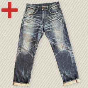 Blåa Japanska Selvedge Jeans (Edwin 505Z) - Ett par riktigt snygga Japanska selvedge jeans från märket Edwin! Helt sjuk wash/slitningar. Finns inte många jeans som dessa. Passar ungefär som 35/34 (se mått nedan). Har blivit lagade vid båda benöppningarna. Skriv om du har frågor!  Mått: Midja – 45 cm, Lår – 33 cm, Innersöm – 87,5 cm, Yttersöm – 114 cm, Benöppning – 22 cm