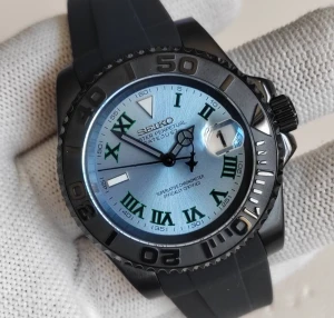 Seikmod Datejust yachtmaster rubberstrap black tiffany shark hand - Säljer en snygg Seikmod Datejust yachtmaster black tiffany shark hand med svart boett och armband i gummi. Urtavlan är silverblå med gröna romerska siffror och datumfönster med förstoringsglas. Klockan har sportig look och markerad vridring med tydliga siffror.