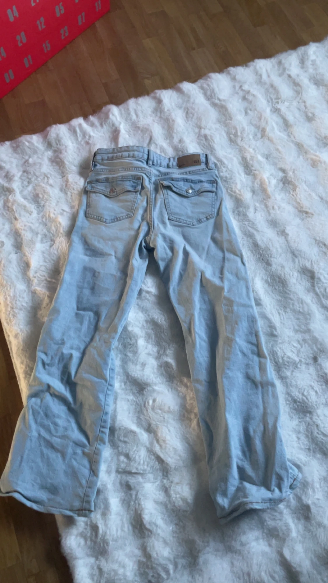 Ljusblå jeans med hål vid knäna