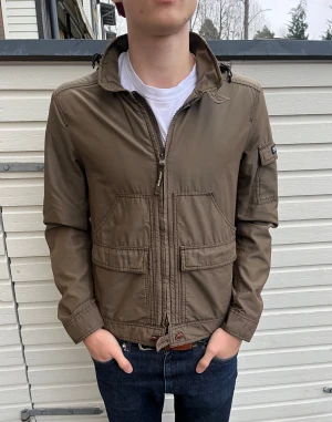 Woolrich jacka - Tja! Säljer nu denna sjukt snygga woolrich jacka! Skick 9/10 riktigt brand kanppt några synliga defekter. Nypris ligger på 4000kr men säljs nu för endast 875kr. Hör gärna av er vid minsta lilla fundering.