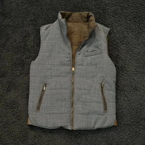 Massimo dutti reversible väst  - Extremt clean reversible väst från Massimo dutti. Man får alltså två västar till priset av en. Väldigt bra passform och väldigt bekväm. Storlek M