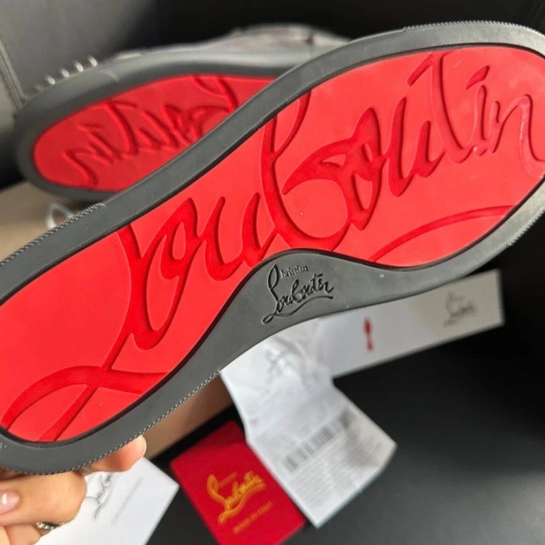 Christian Louboutin grå sneakers med nitar