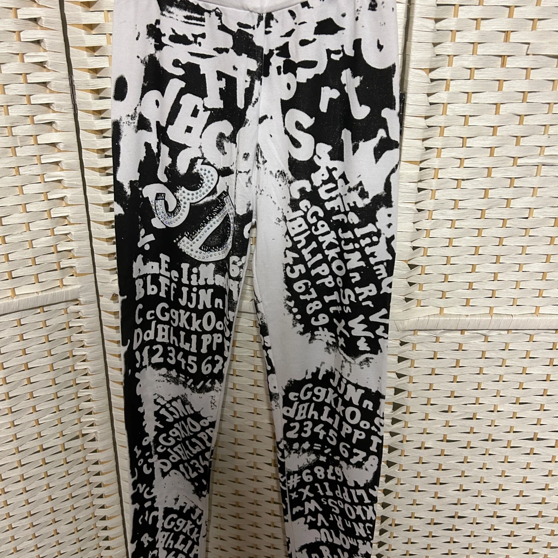 Svartvita leggings med bokstavsmönster - 1