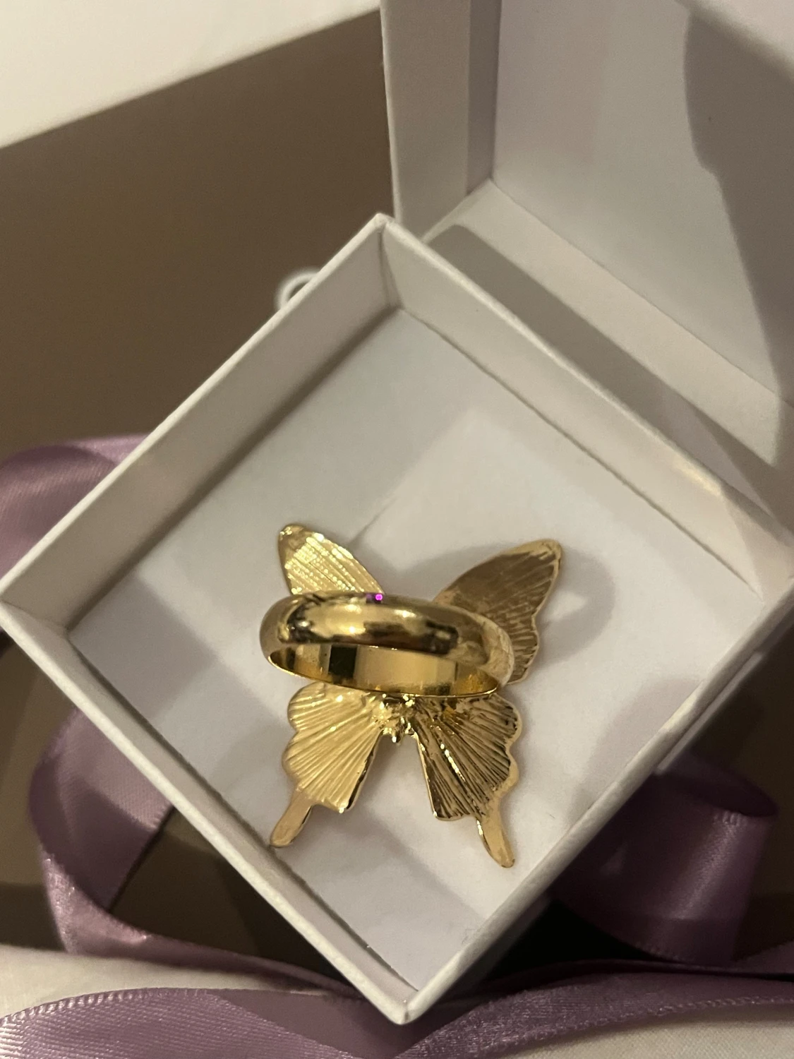 Guldfärgad ring med fjäril - 2