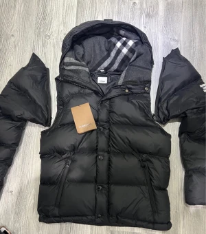 Burberry jacka - Tjenare! En väldigt fin väldigt fin burberry jacka till salu, jackan är köpt ifrån Miito online och kvittot har jag kvar. Den kan bli som både väst, jacka och den är varm perfekt till det kalla vädret. Skicket är jätte bra och den har inga skador eller fläckar. Hör av dig vid frågor! 