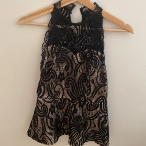 spetstopp - festlig svart spetstopp❣️ från sisters point, köpt för ett tag sen men inte fått användning för den.