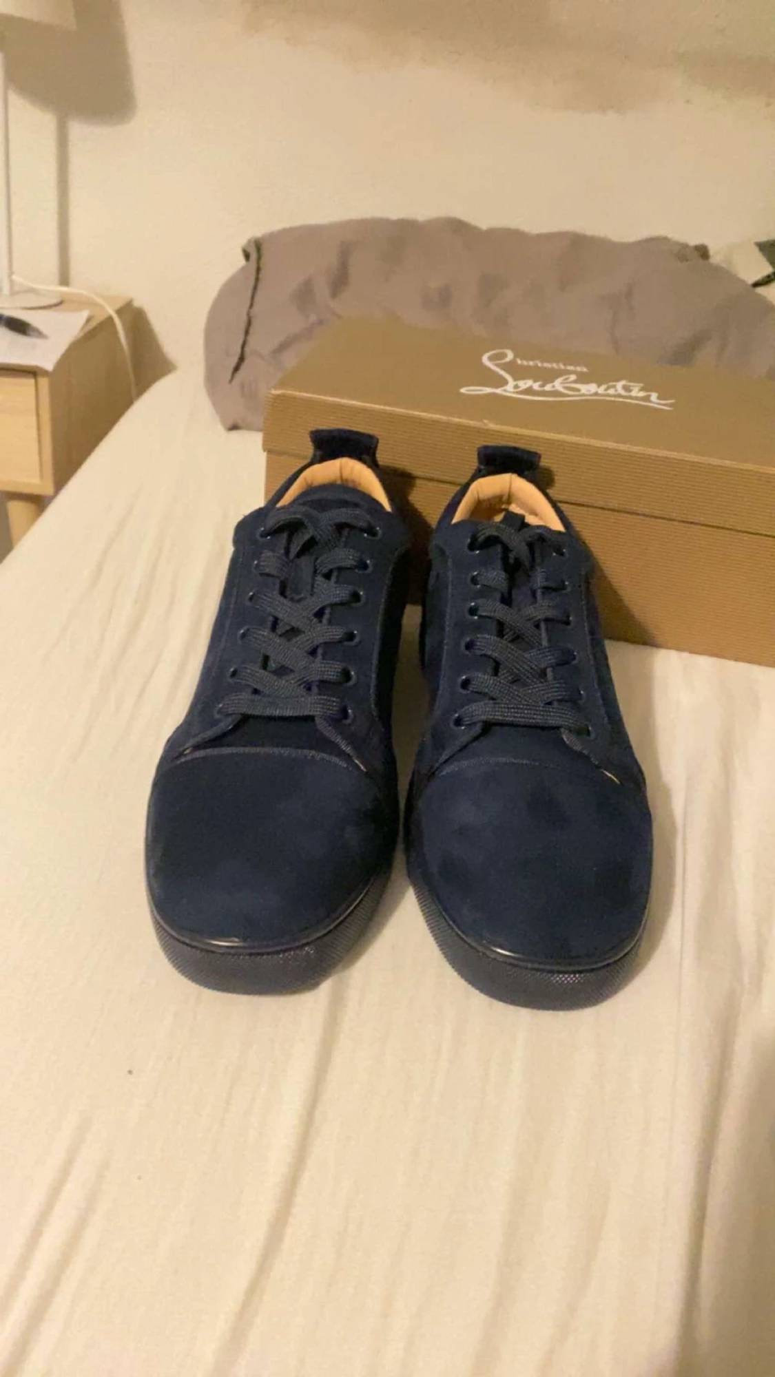 Mörkblåa mocka skor med röd undersida - 2