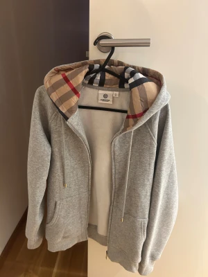 Burberry Zip Hoodie - Mycket fin Burberry Zip storlek M säljs då den ej passar mig 