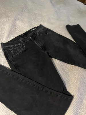 Replay Anbass - Svarta replay Anbass, waist 32. Abbas är en slim fit modell, pris kan diskuteras vid snabb affär👍