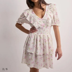 Jättefin somrig klänning - Jag säljer denna jättefina klänning från Gina Tricot eftersom den inte kommit till användning, oanvänd så mycket bra skick! Nypris 399kr