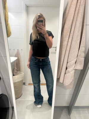 Zara jeans - Säljer ett par blåa jeans från Zara! Modellen har låg midja och raka ben som blir lite vidare nedtill. Jeansen är i väldigt bra skick då dom är använda ett fåtal gånger 💕
