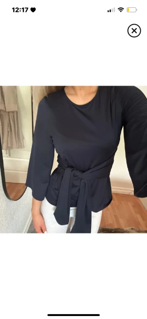 Tröja med knyt - Dethär är en tröja som man kan knyta ifram, passar bra till fest eller formellt 