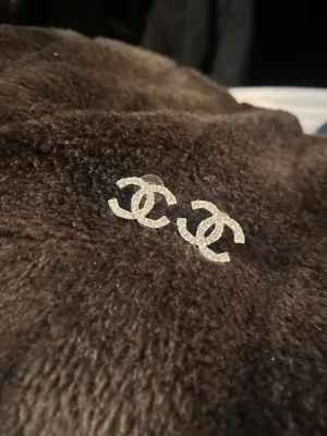 C örhängen med stenar  - Säljer ett par ikoniska  örhängen de är medel stora och stilrena, perfekta för att ge din look en lyxig touch. Passar dig som gillar exklusiva accessoarer och vill sticka ut. F🅰️ǩë