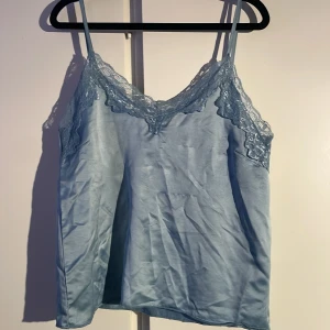 Ljusblå linnetopp med spets - Ljusblått spetslinne från Åhléns storlek s