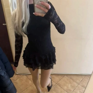 Svart spetsklänning - Supersnygg svart kort spetsklänning. Perfekt för fest eller till nåt annat fint tillfälle! Aldrig använt, köpt på Vinted och lånat hennes bilder från annonsen😚