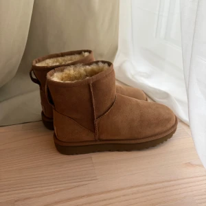 UGG, storlek 39 - UGG i färgen chestnut.  Använda 2 gånger. Köpta på Nelly.com där nypris är 2299kr