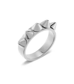 Edblad ring Silvrig ring med konformade nitar - Cool och edgy silvrig ring med fem konformade nitar längs ovansidan. Ringen har en blank finish och ger en tuff vibe till din stil. Perfekt för dig som gillar att sticka ut med dina accessoarer.