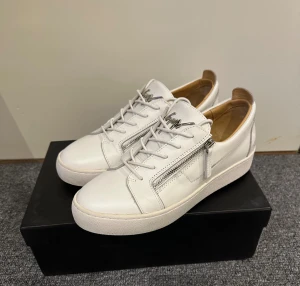 Vita Giuseppe Zanotti - Guiseppe zanotti använda fåtal ggr | Str: 43 | Allt Og medkommer! | Kom med prisförslag!!!