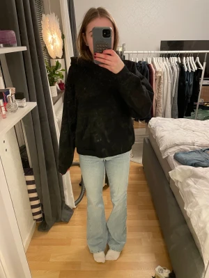 Ljusblå bootcut jeans med hög midja - Säljer ett par ljusblå jeans med bootcut-snitt och hög midja. Jeansen har klassisk femficksdesign, knapp och dragkedja framtill samt raka ben som blir vidare nedtill. Materialet är jeans och färgen är en fräsch ljusblå ton. Lite slitna nedtill