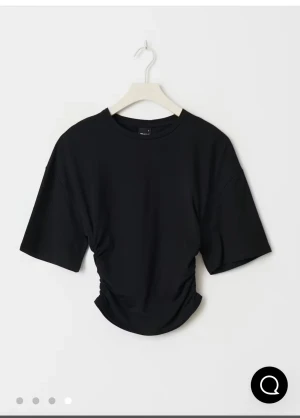 Marinblå topp - Säljer en marinblå topp med snörning vid sidorna 