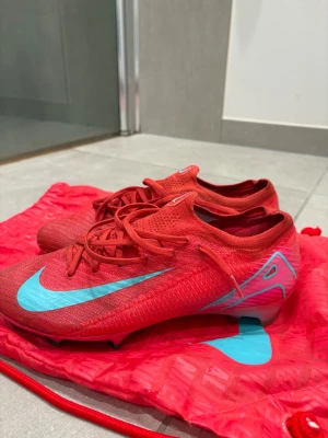 Nike Mercurial Vapor 16 FG - Nike mercurial vapor 16 i väldigt fint skick, endast använda 2 matcher! Storlek 40 1/2 . Obs FG dubbar  (gräs underlag) men funkar fint på konstgräs ifall man skulle föredra det. 