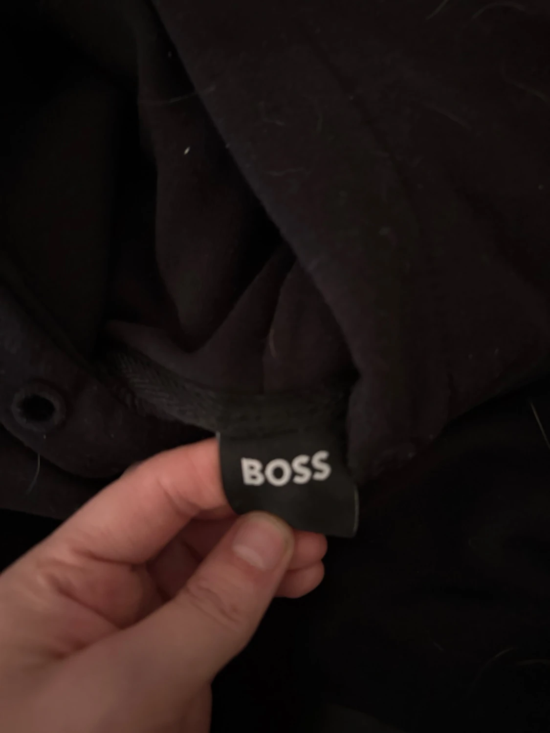 Svart hoodie från BOSS med huva - 1